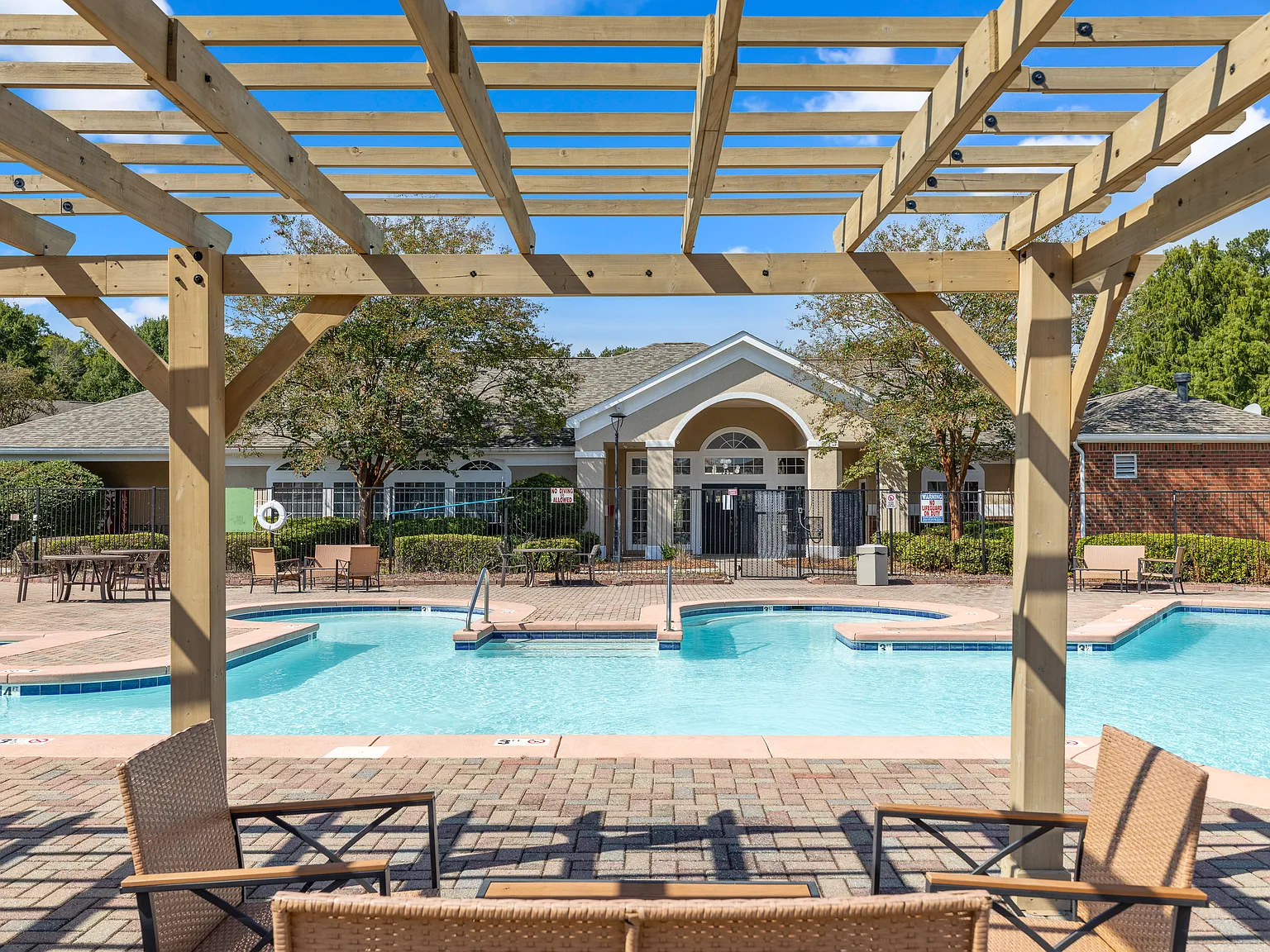 Sunset Pointe Apartments — Photo 1