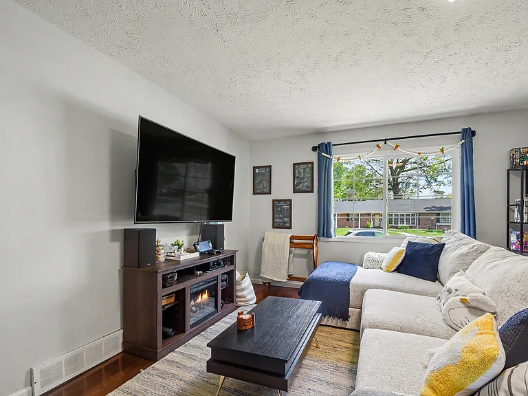 1533 Medford Ln — Photo 6