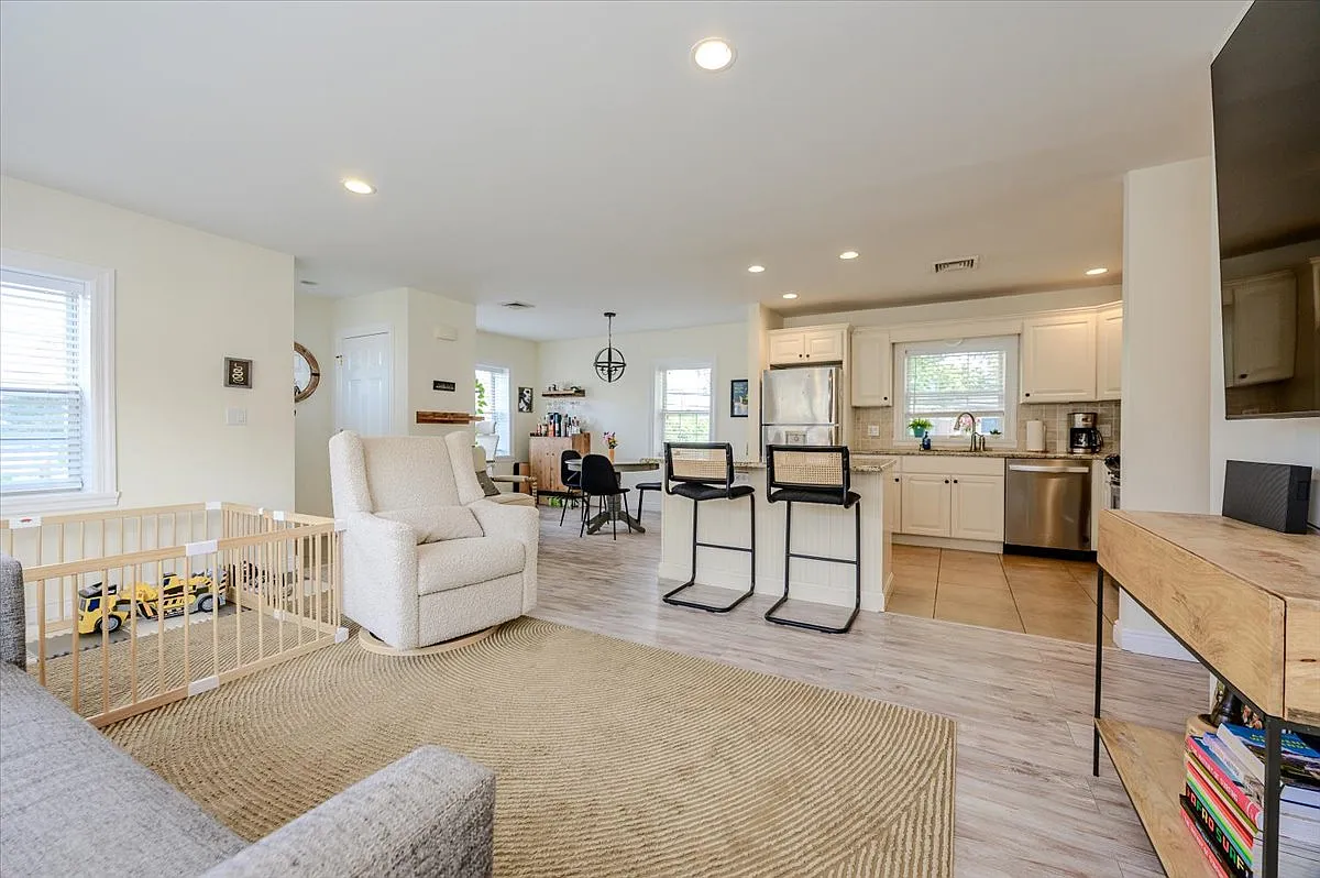 3 bed, 1.5 bath, $4,700 — Photo 2