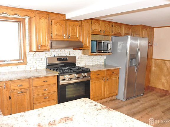 4th image of 9 Florence Dr