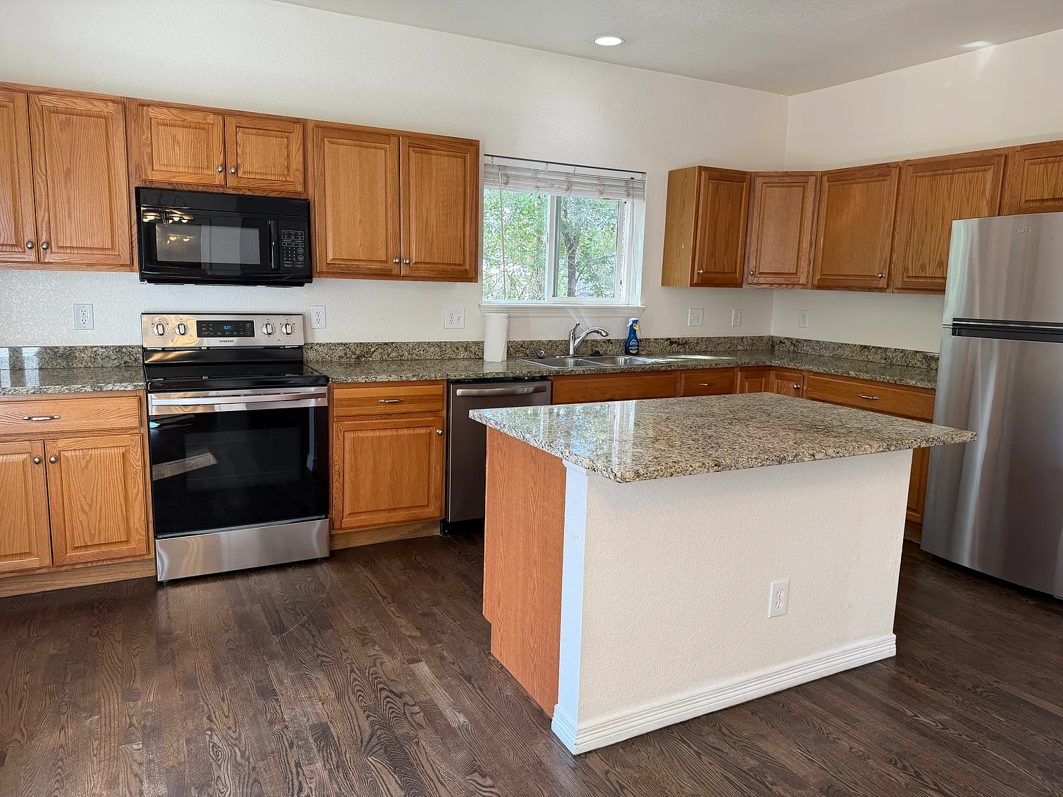 3 bed, 2.5 bath, 2283 sqft, $3,050 — Photo 4