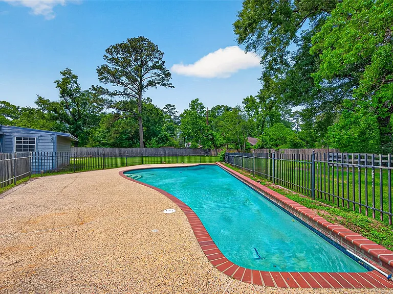 1701 Mistletoe Ln — Photo 29