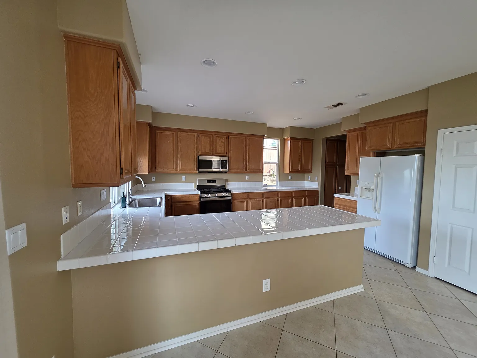 4 bed, 2286 sqft, $5,200 — Photo 3