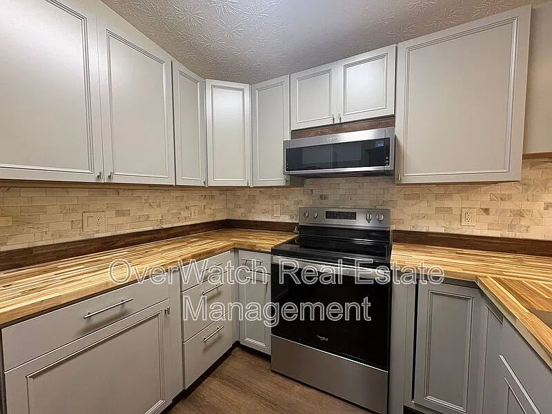 3 bed, 2.0 bath, 1584 sqft, $2,600 — Photo 2