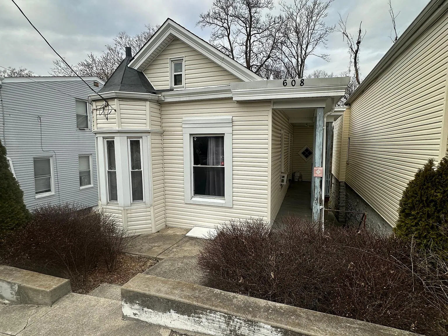 4 bed, $2,950 — Photo 1