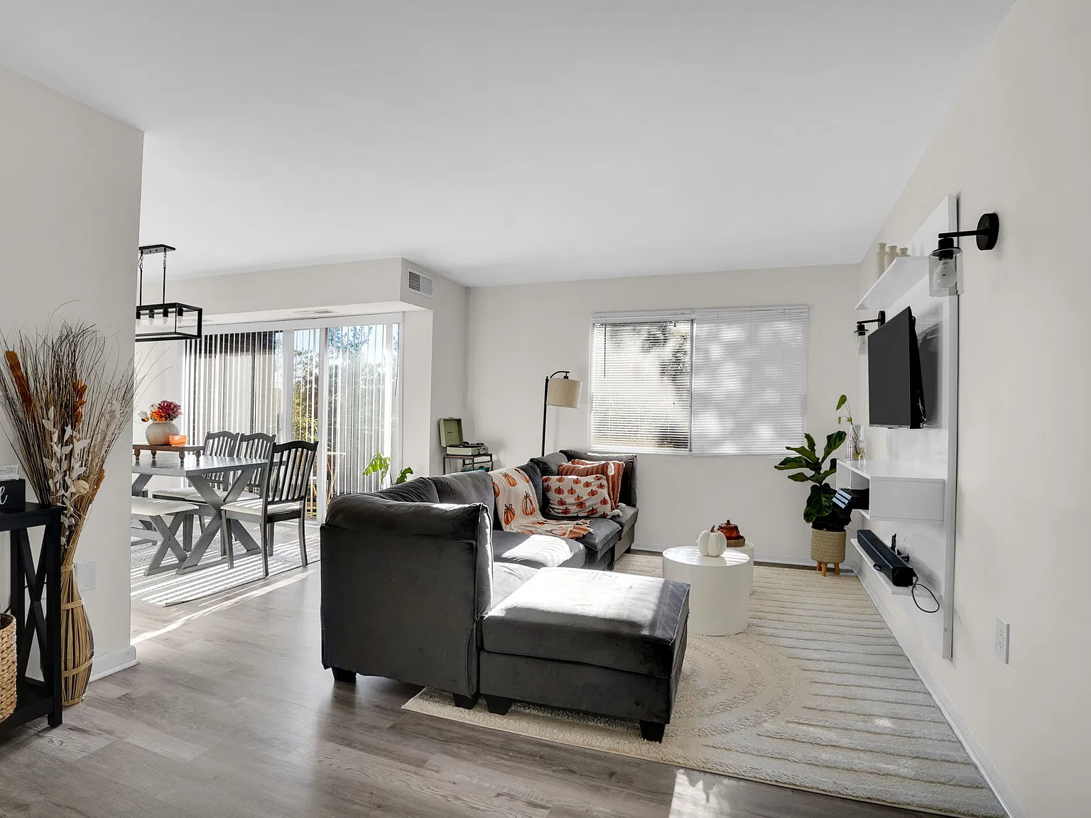 2 bed, 883 sqft, $1,799 — Photo 3
