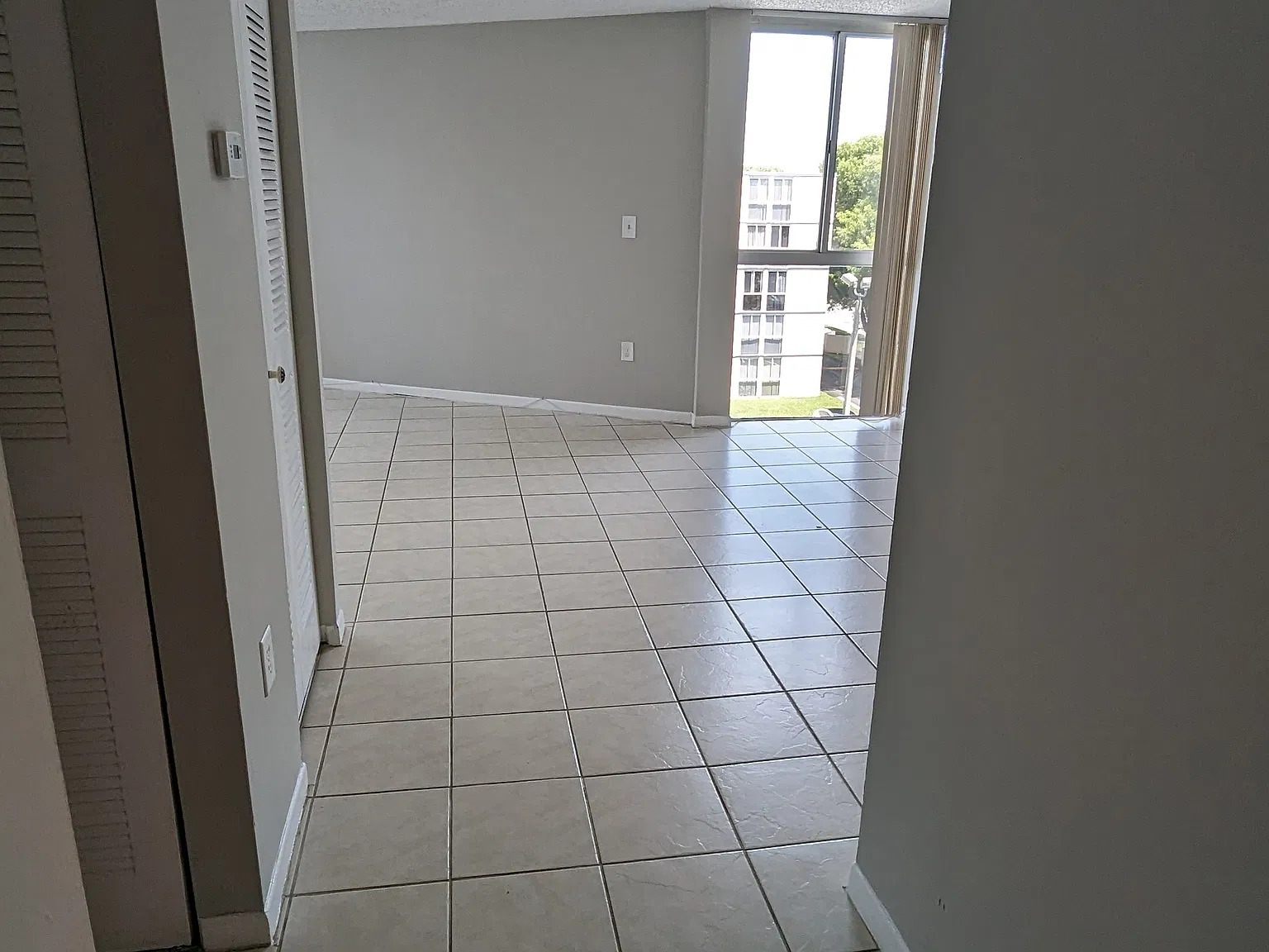 2 bed, 915 sqft, $2,000 — Photo 2