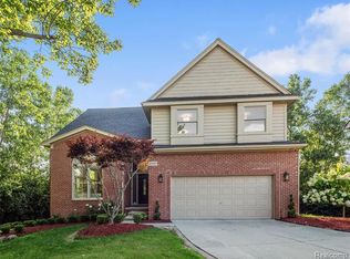 4990 Walnut Creek Dr, West Bloomfield, MI 48322