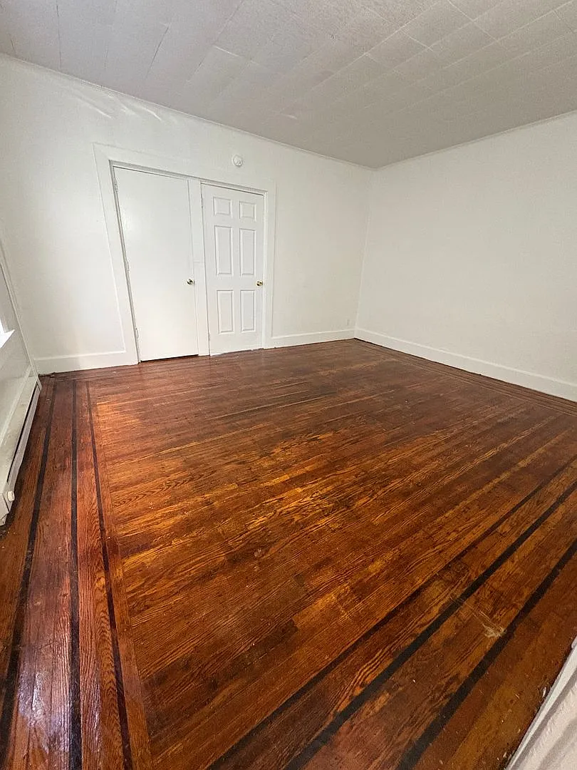 1st Floor 1 Bedroom Near Fairgrounds, Yard-York City — Photo 3