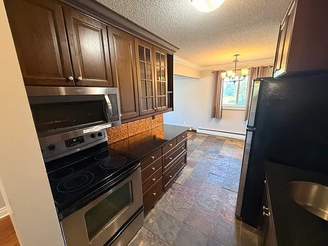 Prime Location Whyte Ave 2 Bedroom — Photo 4