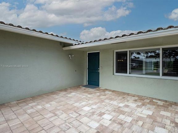 4th image of 940 SE 9th Ave