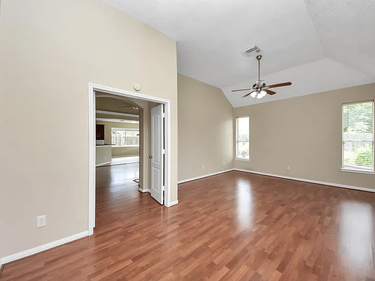 435 Leisure Dr — Photo 23