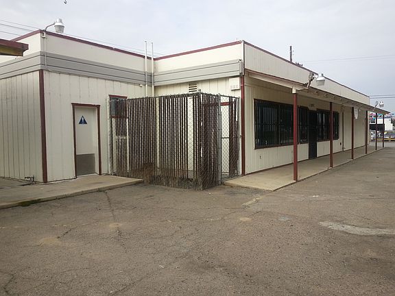 3rd image of 1091 N. Park Dr.