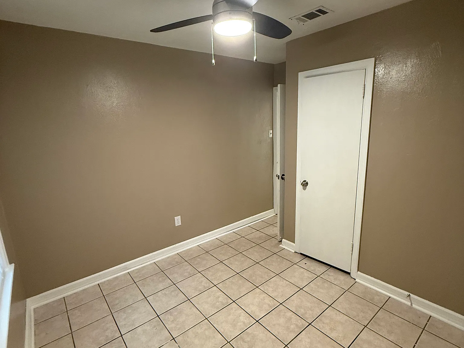 3 bed, $1,100 — Photo 2