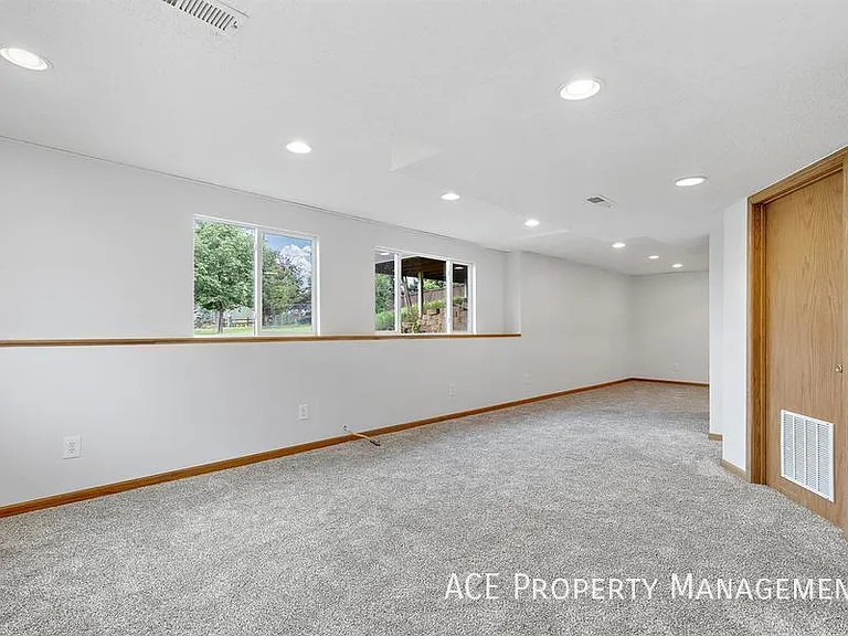 8563 Stables Dr — Photo 11