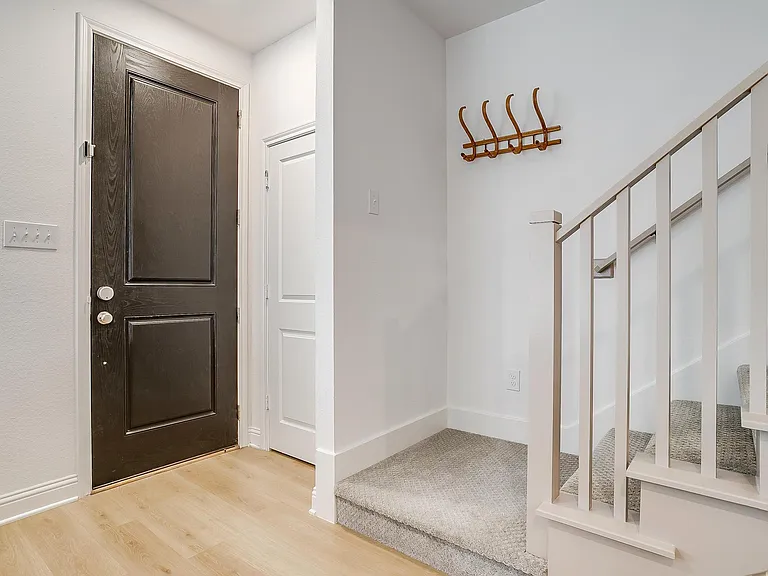 215 Athenia Dr — Photo 23