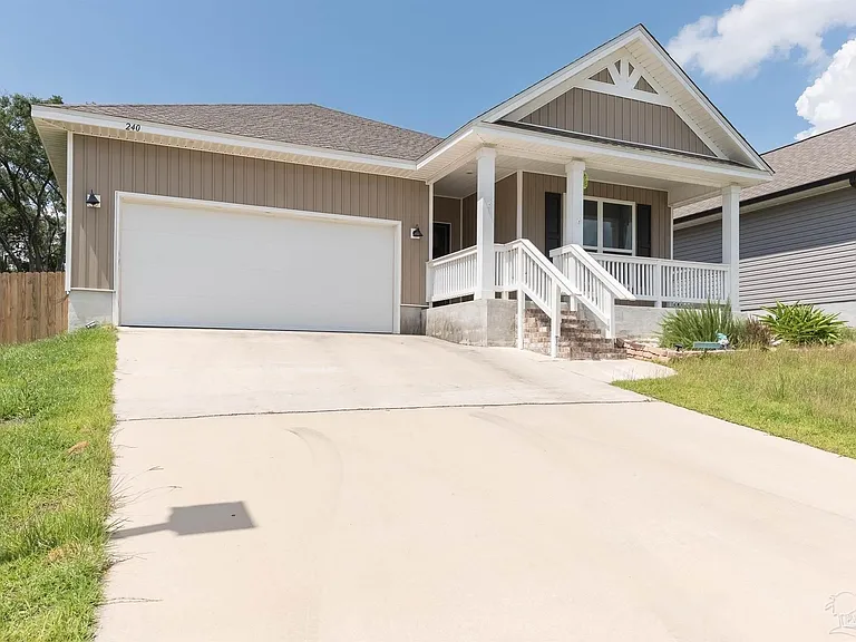 240 Camellia Dr — Photo 1