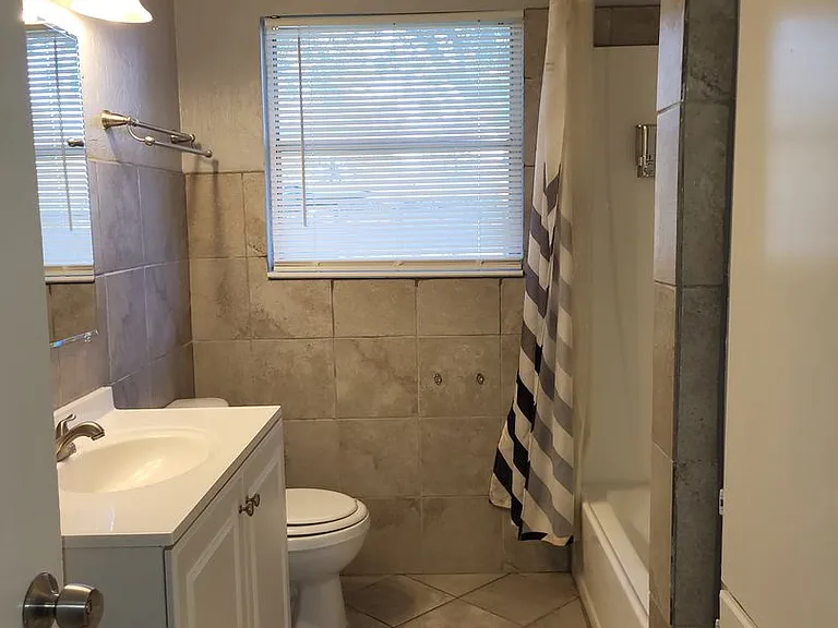 221 Scott Ave — Photo 4