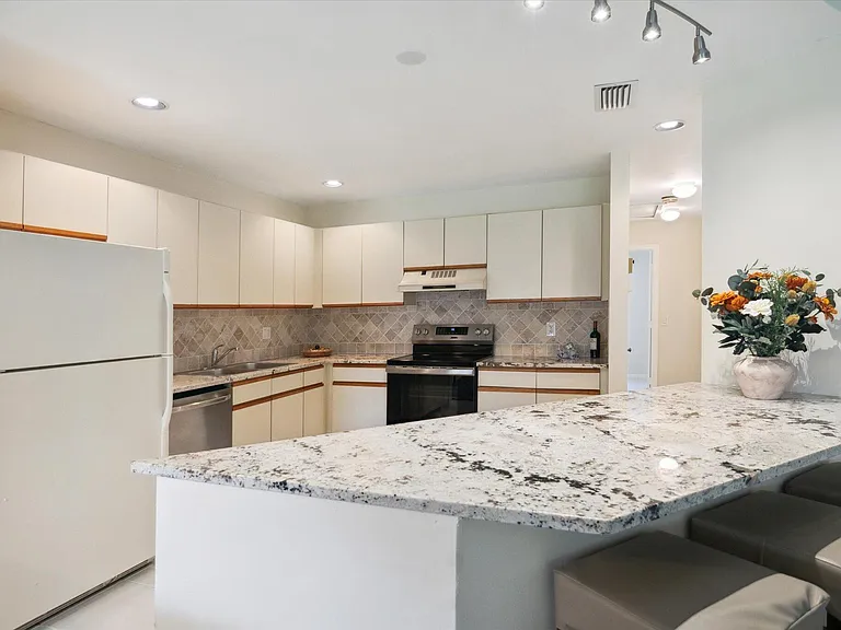 5750 Coach House Cir #G — Photo 8