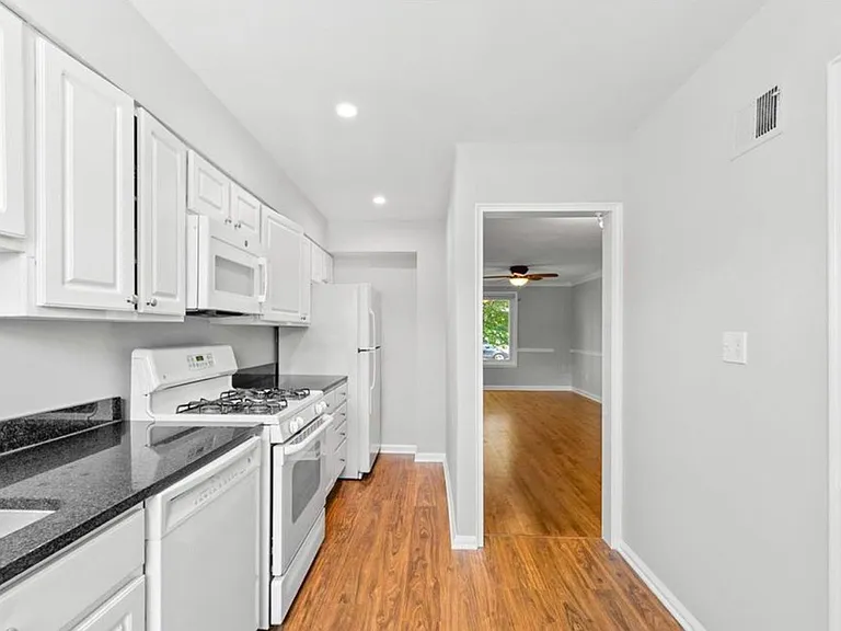 307 19th St NE — Photo 7