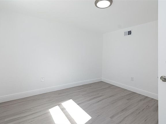 5th image of 905 W 12th St #1
