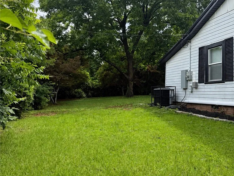 112 Simmons St — Photo 3