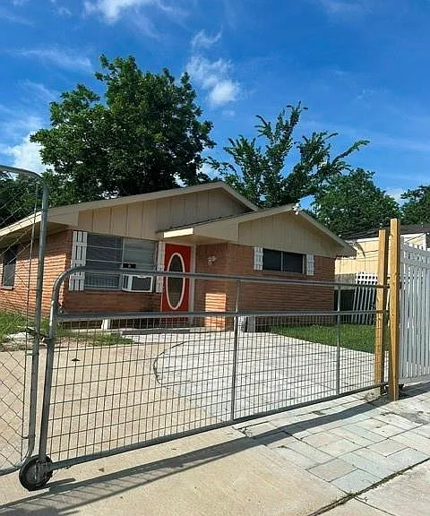 4418 Ludwig Ln — Photo 3
