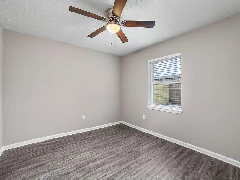 160 W Whitney St — Photo 16