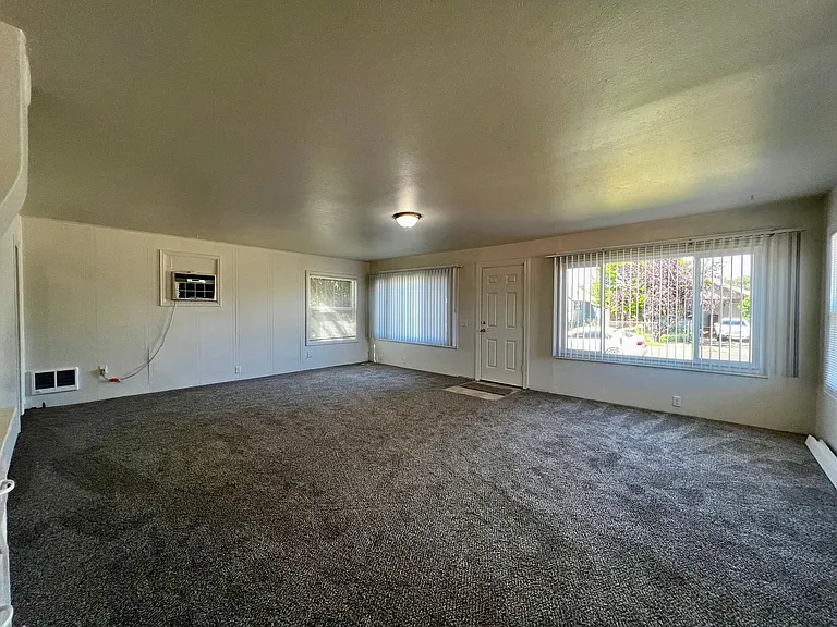 803 S 14th Ave — Photo 2
