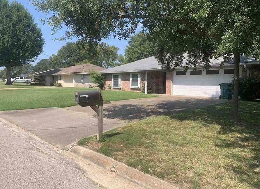 Exterior Neighborhood (street photo)