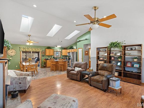 3rd image of 1681 Spreckelmeyer Rd