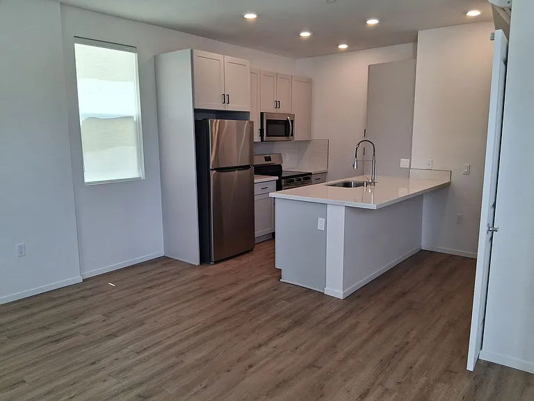 2040 N Highland Ave — Photo 24