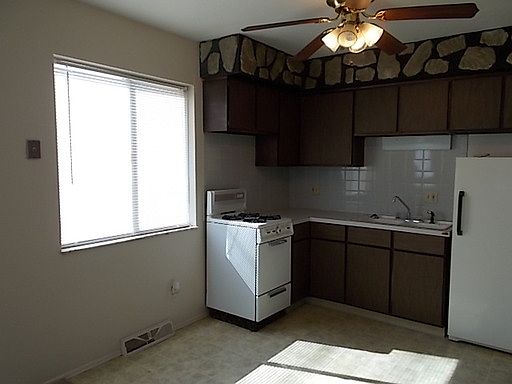 3rd image of 1313 Wyley Ave