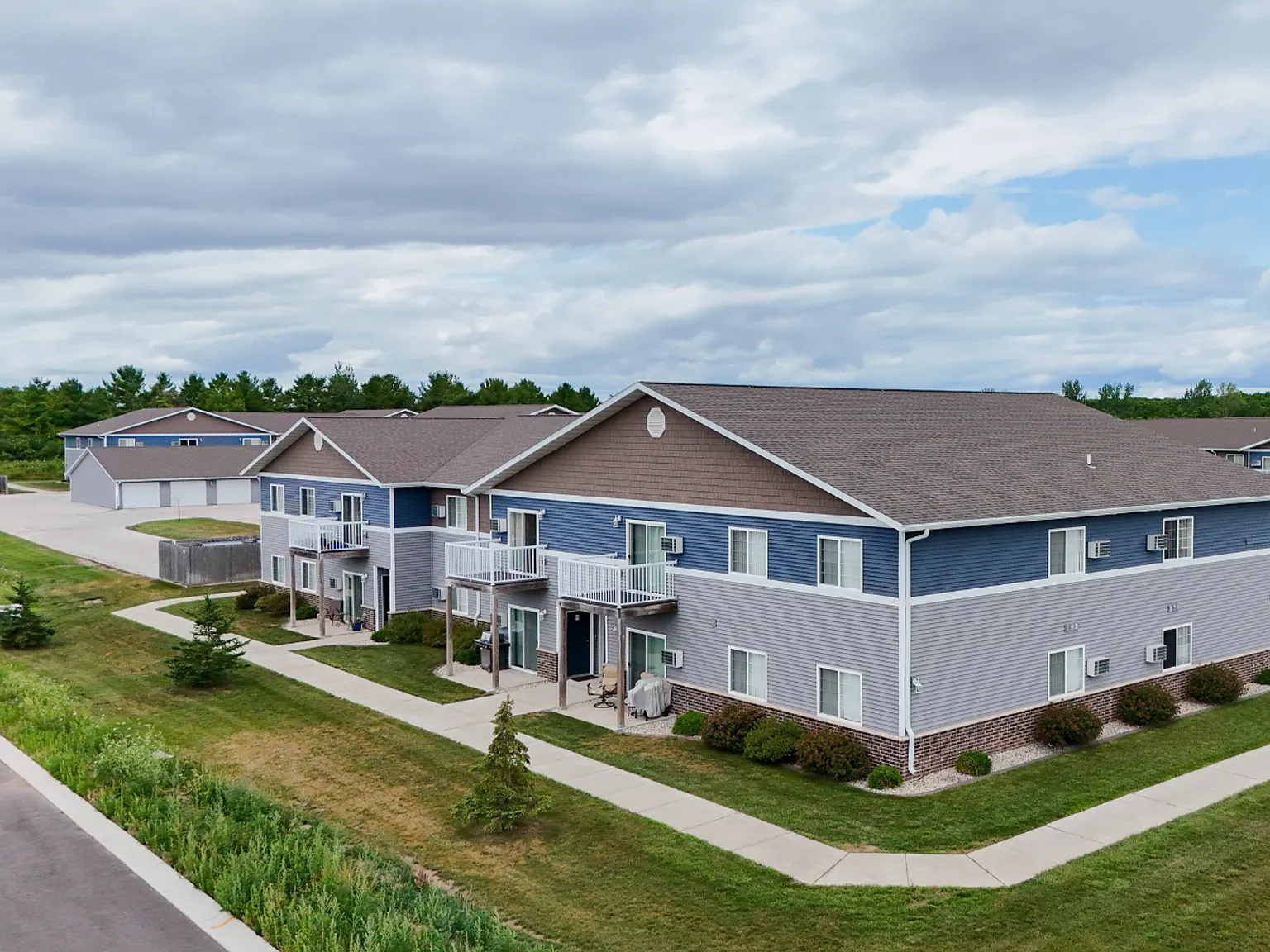 SCS Sturgeon Bay Estates Apartment Community — Photo 2