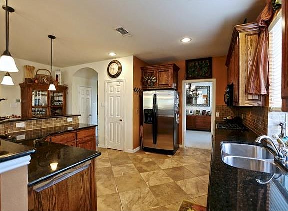 4th image of 931 Club Oak Ct