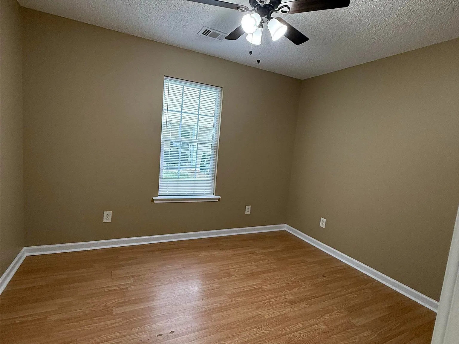 3 bed, 2.0 bath, 1266 sqft, $1,500 — Photo 4