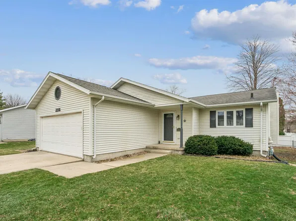 2216 W 8th St, Cedar Falls, IA 50613