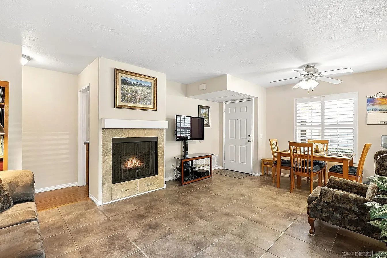 2 bed, 881 sqft, $3,195 — Photo 2