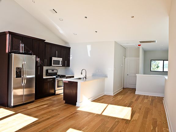 5th image of 306 Highland Oaks Ln
