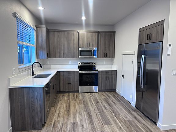 3rd image of 823 SE 5th St #3