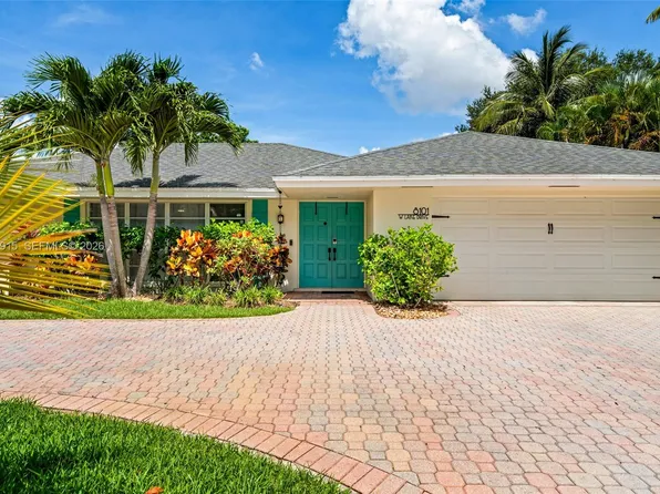 8101 W Lake Dr, Lake Clarke Shores, FL 33406