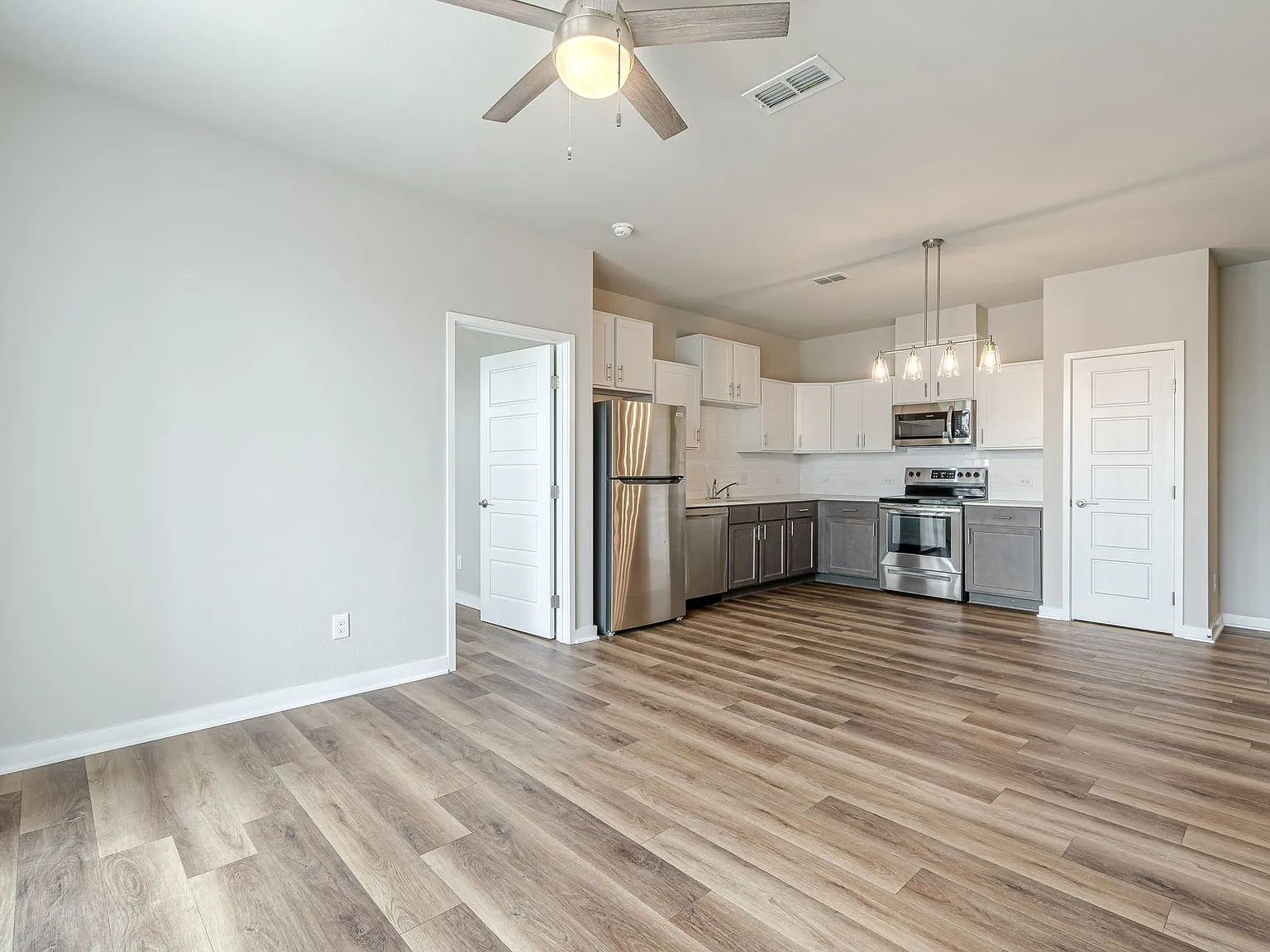 2 bed, 980 sqft, $1,400 — Photo 2