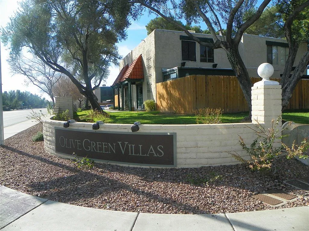 Glendale townhome - First month FREE- 2 bedroom 1.5 bath - Washer/Dryer hookups — Photo 4