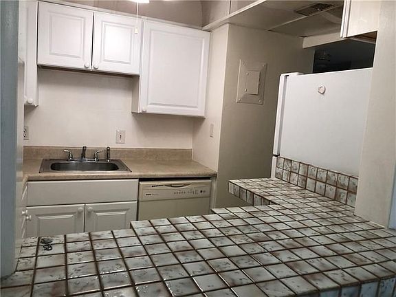 3rd image of 701 Pine Dr APT 205