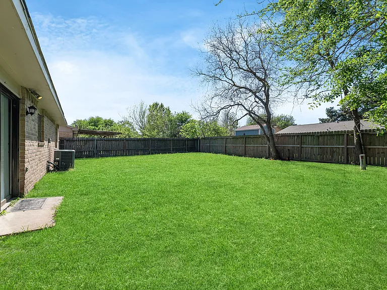 17615 Autumn Hills Dr — Photo 30