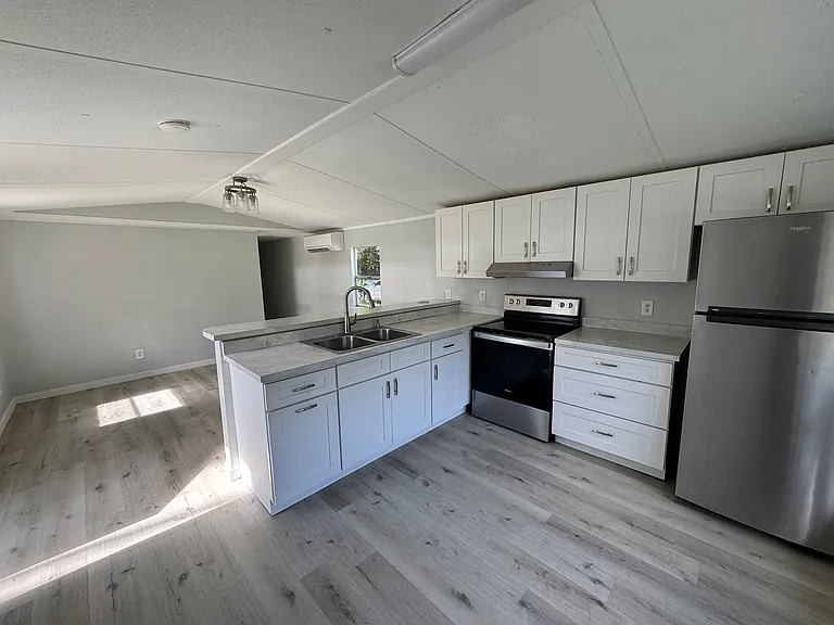 1101 Davis St NE — Photo 3