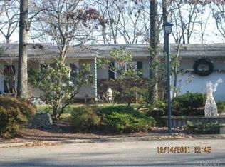 18 Sorrel Hill Ct, Melville, NY 11747