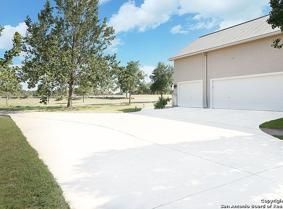 4th image of 306 Lost Oaks Drive