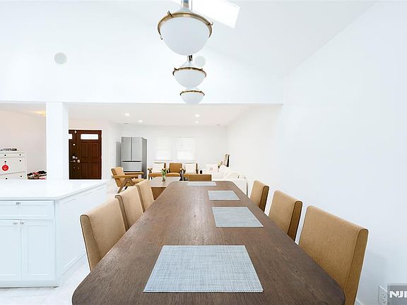 4th image of 19 Coles Ct