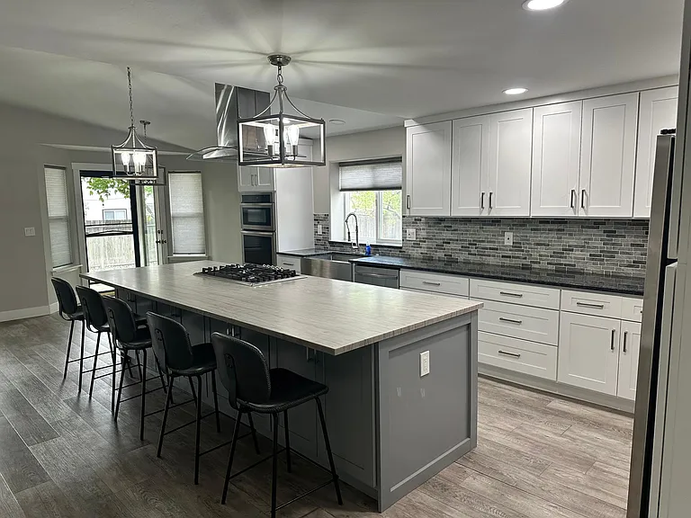 Kitchen w/ 11' island